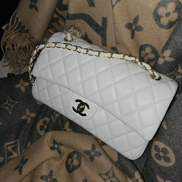 NEW WHITE QUILTED FRONT FLAP BAG WITH CHAIN HANDLES - Picture 13 of 13